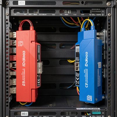 two redundant pdus in red and blue on either side of a rack