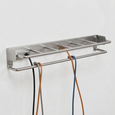 a horizontal cable manager with leads passing through the fingers